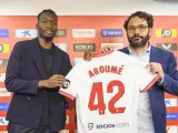El centrocampista francés Lucien Jefferson Agoumé, de 21 años, sujeta su nueva camiseta junto al director deportivo del Sevilla C, Victor Orta, durante su presentación .