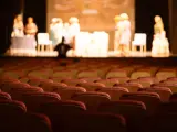 Una compañía de teatro ensayando sobre las tablas