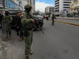 Militares custodian el vehículo que transporta al presidente de Ecuador, Daniel Noboa