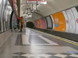 Un hombre espera el metro con su patinete.