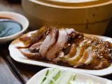 Pato laqueado, típico de la gastronomía china.