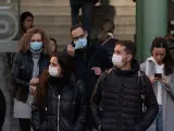 Varias personas con mascarillas, en el Hospital Clínic de Barcelona, a 8 de enero de 2024, en Barcelona.