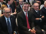 El presidente del Gobierno, Pedro Sanchez (c) y el CEO de Estudio de Comunicación, Benito Berceruelo (i), durante la clausura el foro de inversión "Spain Investors Day", este jueves en un céntrico hotel de Madrid.