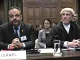 El jurista británico Malcolm Shaw, a la derecha, y el asesor jurídico del Ministerio de Asuntos Exteriores de Israel, Tal Becker, a la izquierda, durante la apertura de las audiencias en la Corte Internacional de Justicia en La Haya.