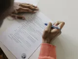 Imagen genérica de una estudiante haciendo un examen.