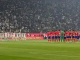 Los jugadores de Real Madrid y Atlético de Madrid guardaron un minuto de silencio por Beckenbauer.
