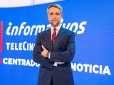 Carlos Franganillo posa durante la presentaci&oacute;n de los nuevos Informativos Telecinco.