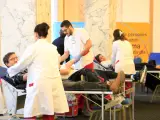 Donantes de sangre y enfermeras del Banc de Sang i Teixits en el hotel Avenida Palace de Barcelona, en la primera jornada de la Marató de donants de sang de Catalunya.