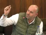 El único diputado provincial de Vox en la Diputación de Zamora, David García, muestra una bala en el pleno de la Corporación provincial.