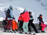 Un grupo de esquiadores equipados con gafas de sol.