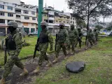 Militares participan en un operativo de control este viernes 12 de enero en Quito, Ecuador.