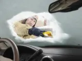 Un hombre rasca el hielo del cristal de un coche.