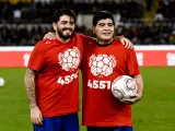 Maradona y su hijo, en un partido benéfico en 2016.