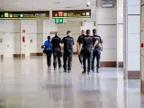 Agentes de la Policía Nacional en el aeropuerto Adolfo Suárez Madrid Barajas.