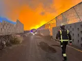 Un agente de bomberos en el incendio de la planta de compostaje de Parque de La Reina.