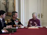La reina Margarita II, en el momento de firmar su declaración de abdicación que convierte en rey a Federico X de Dinamarca.