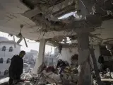 Varios palestinos observan los daños de un edificio residencial tras un ataque israelí en Rafah, en el sur de la Franja de Gaza.