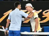 Novak Djokovic, junto a Dino Prizmic tras enfrentarse en el Open de Australia.
