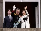 El rey de Dinamarca Federico X y la reina Mary saludan desde el balcón del palacio de Christiansborg junto al príncipe heredero Christian.