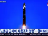 Un televisor muestra un misil disparado por Corea del Norte.