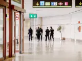 Un grupo de agentes de la Polic&iacute;a Nacional en el aeropuerto Adolfo Su&aacute;rez Madrid Barajas.