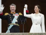 Federico X de Dinamarca y la reina Mary saludan desde el balc&oacute;n del palacio de Christiansborg tras ser proclamados reyes.