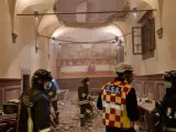 Imagen del interior del convento de Giaccherino tras el derrumbe del pavimento durante la celebración de una boda en Pistoia.