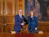 La consellera de Territorio, Ester Capella, y el alcalde de Barcelona, Jaume Collboni, en la firma del convenio.