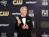 Harrison Ford con su premio honorífico en los Critics Choice Awards