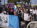 Partidarios del presidente electo de Guatemala, Bernardo Arévalo, protestan por el retraso en el inicio de la sesión legislativa para la toma de posesión de los nuevos legisladores el día de la investidura de Arévalo.