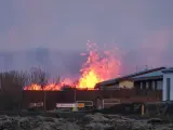La lava sigue avanzando en Islandia y ya ha alcanzado las primeras casas de Grindavik, el pueblo pesquero que este domingo vio como el magma brotaba por una nueva grieta provocando su segunda evacuación en menos de tres meses.