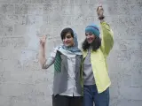 Los periodistas iraníes Niloufar Hamedi y Elaheh Mohammadi muestran el signo de la victoria tras ser excarcelados, en Teherán, Irán.