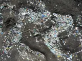 Los plásticos y microplásticos son una amenaza creciente para los océanos. Cada año, entre seis y ocho millones de toneladas de basuras plásticas terminan en los mares, lo que representa un grave problema para la biodiversidad marina. Los plásticos pueden llegar al mar de diversas maneras.