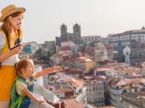 Madre e hija turistas en la ciudad de oporto, Portugal.