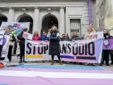 Colectivos trans piden frente al Congreso el cese de la ministra de Igualdad.