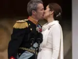 El beso entre Mary Donaldson y Federico de Dinamarca en el día de la Proclamación sigue dando mucho que hablar.