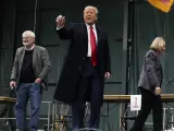 El candidato presidencial republicano, el ex presidente Donald Trump, gesticula después de hablar en un sitio de caucus en Horizon Events Center, en Clive, Iowa, el lunes 15 de enero de 2024.