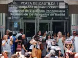 Funcionarios de justicia tras el encierro en los Juzgados de Plaza de Castilla.
