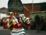 Los peliqueiros de Laza, en Orense, ataviados con su traje y máscara, protagonizan el carnaval y son unas de las figuras más antiguas de todos los carnavales del mundo.
