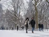 Varias personas caminan en Central Park, Nueva York, tras una nevada.