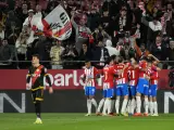 Los jugadores del Girona celebran uno de los goles ante su afición.