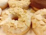 Donuts decorados con almendras fileteadas.