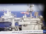 Un hombre yemení hojea las noticias en la pantalla de su computadora portátil que transmite buques de guerra de EE. UU. y el Reino Unido en medio de noticias difundidas relacionadas con el ataque al barco Zografia en el Mar Rojo, el 16 de enero de 2024, en su casa en Saná, Yemen
