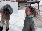 El curioso peinado de una niña que sale a la calle en plena ola de frío.