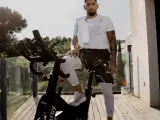 Ilia Topuria entrenando en una bicicleta estática