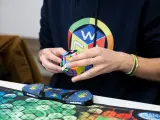 Imagen de una persona resolviendo un cubo de Rubik.