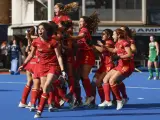 Las jugadoras de la selección española femenina de hockey hierba celebran la clasificación para os Juegos Olímpicos de París.