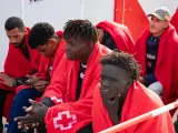 Salvamento Marítimo rescata a 58 inmigrantes de origen magrebí y subsahariano localizados a bordo de una lancha neumática en Fuerteventura.