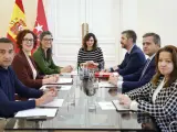 Un momento de la reunión entre la presidenta Isabel Díaz Ayuso y los representantes de Más Madrid con su líder, Manuela Bergerot, a la cabeza.