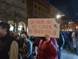 Una mujer muestra un cartel, durante la marcha por el 25N, a 25 de noviembre de 2023, en Zaragoza, Aragón (España).